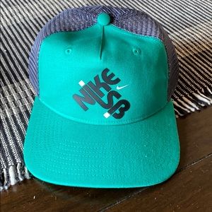 Brand New Nike Men SnapBack Hat. Grey/Green